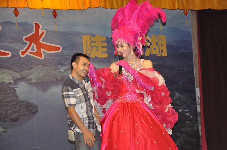 葉經(jīng)理和泰國人妖巴八桑幽默的表演